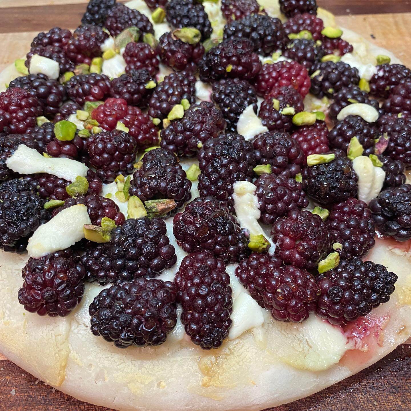 BLACKBERRY, GOAT CHEESE, HONEY & PISTACHIO PIZZA – Dads That Cook
