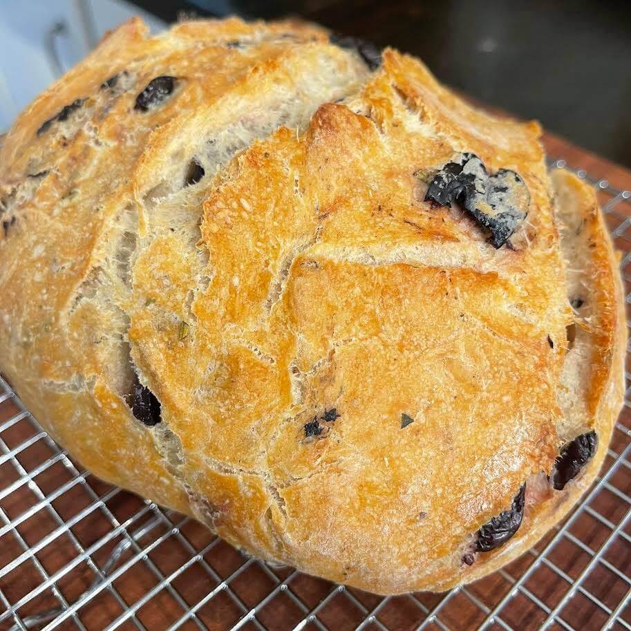 EASY CAST IRON DUTCH OVEN OLIVE BREAD – Dads That Cook