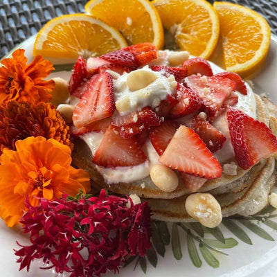 PANCAKES WITH STRAWBERRIES AND MACADAMIA NUTS