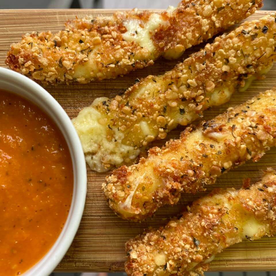 MOZZARELLA CHEESE STICKS WITH FRESH MARINARA