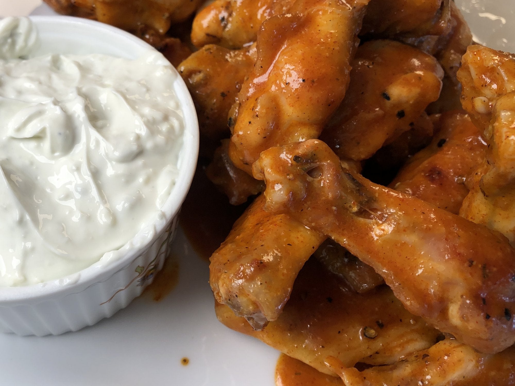 SPICY TAPATIO BUFFALO WINGS WITH BLUE CHEESE DIPPING SAUCE